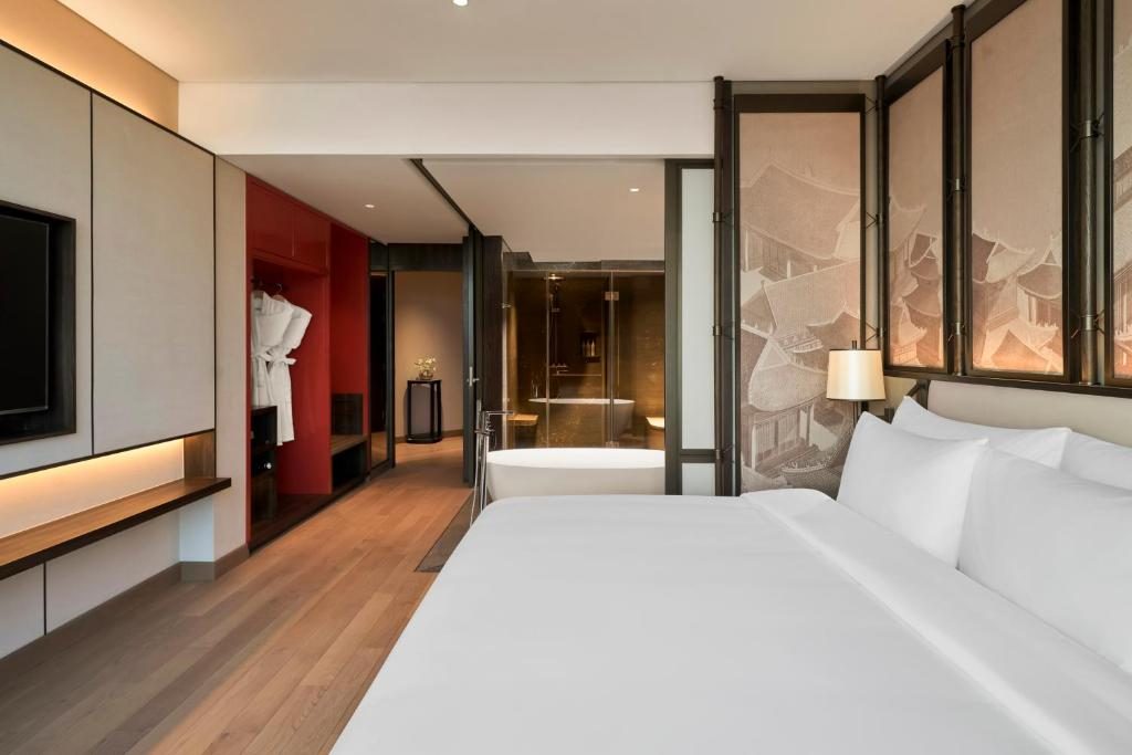 1 Bedroom Suite 1 King – Lakeside Onsen Retreat