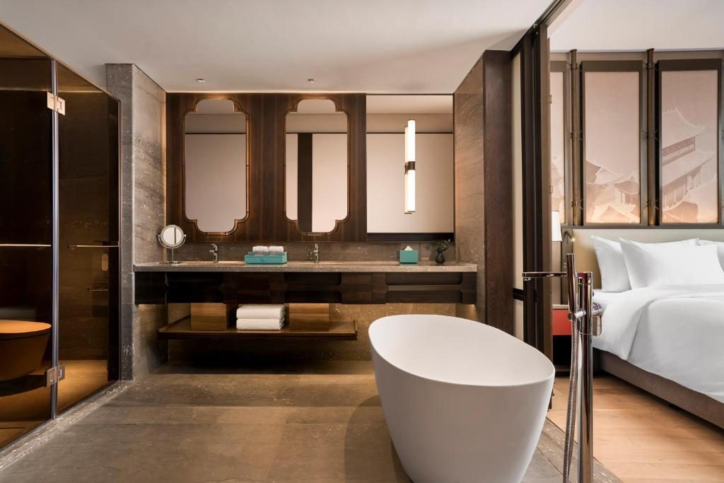 1 Bedroom Suite 1 King – Lakeside Onsen Retreat