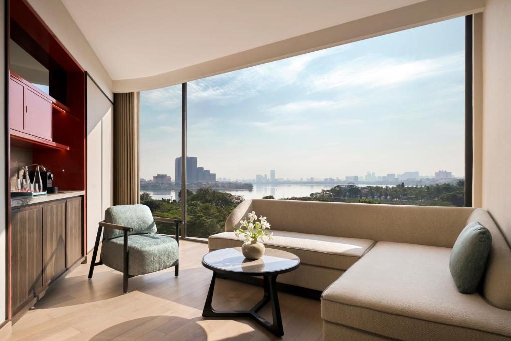 1 Bedroom Suite 1 King – Lakeside Onsen Retreat