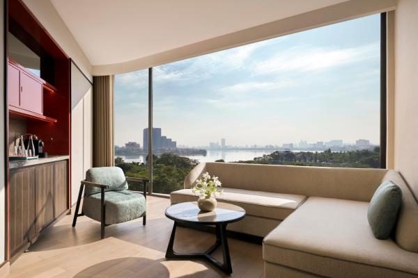 1 Bedroom Suite 1 King – Lakeside Onsen Retreat