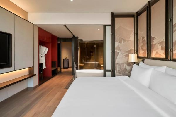 1 Bedroom Suite 1 King – Lakeside Onsen Retreat