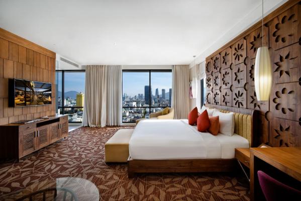 Grand King Suite with Bathtub