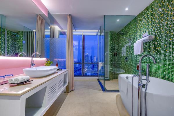 Grand King Suite with Bathtub