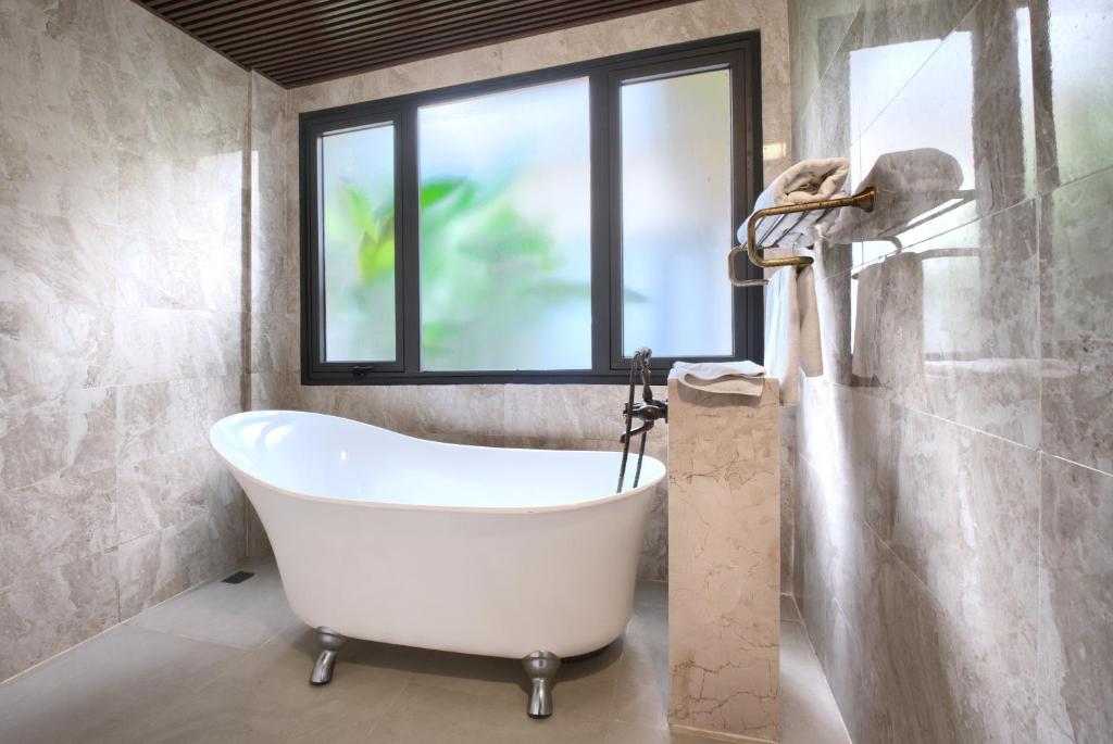 Biệt Thự Suite Nhìn Ra Vườn – Bao Gồm Mát-xa Chân, Suối Nước Nóng Onsen