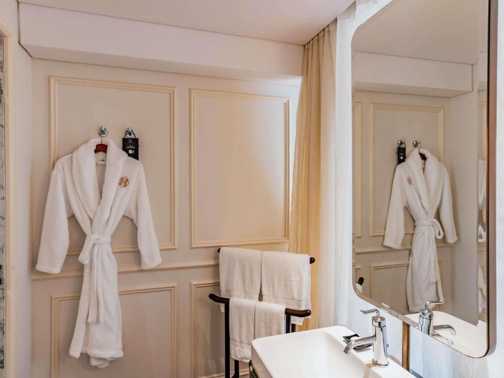 Sky Executive Deluxe Room, 1 King Size Bed, High Floor, Lounge Access.