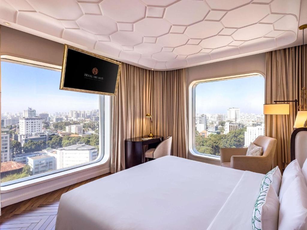 Deluxe Corner Room, 1 King Size Bed, City View