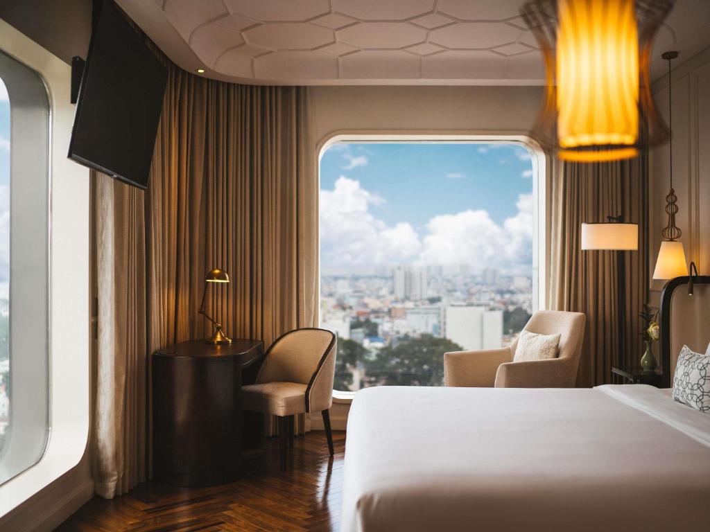 Deluxe Corner Room, 1 King Size Bed, City View