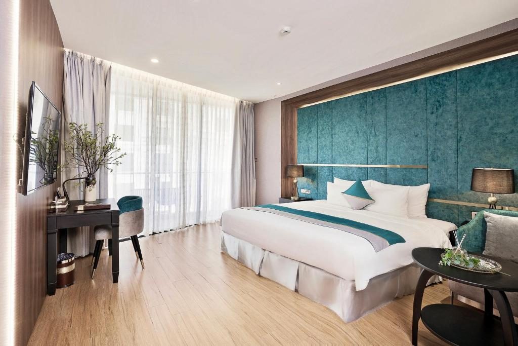 Premium Deluxe Double Partial Ocean View with Balcony