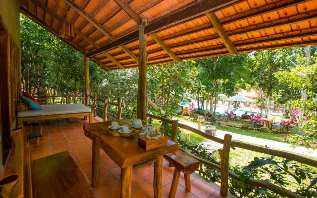 Bungalow Deluxe Nhìn Ra Hồ Bơi