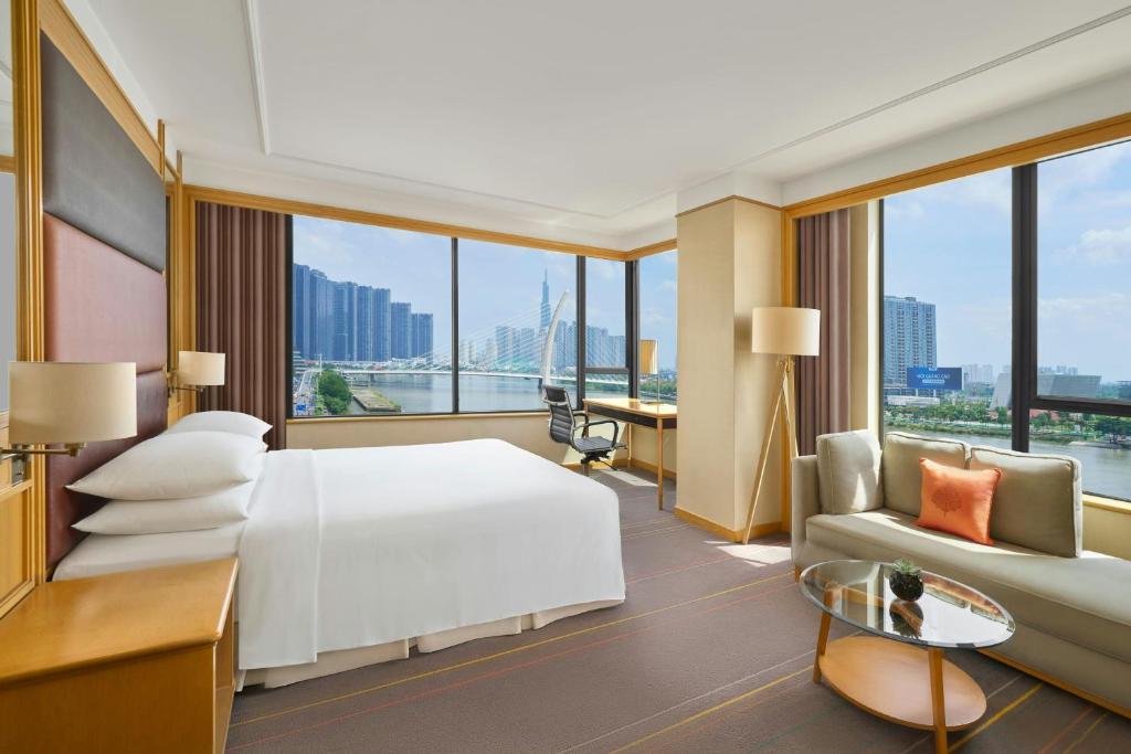 Executive King Studio – High Floor / Club Level, River View