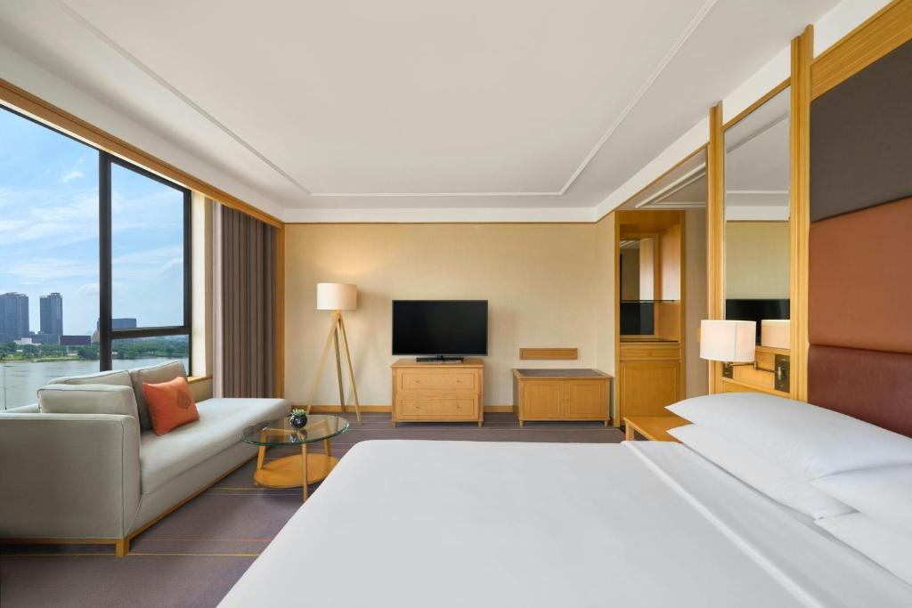 Executive King Studio – High Floor / Club Level, River View