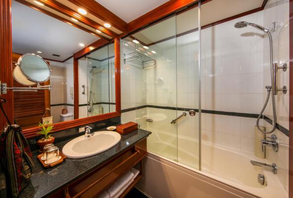 Phòng Deluxe 2 Giường đơn có Ban công và Nhìn ra Hồ bơi