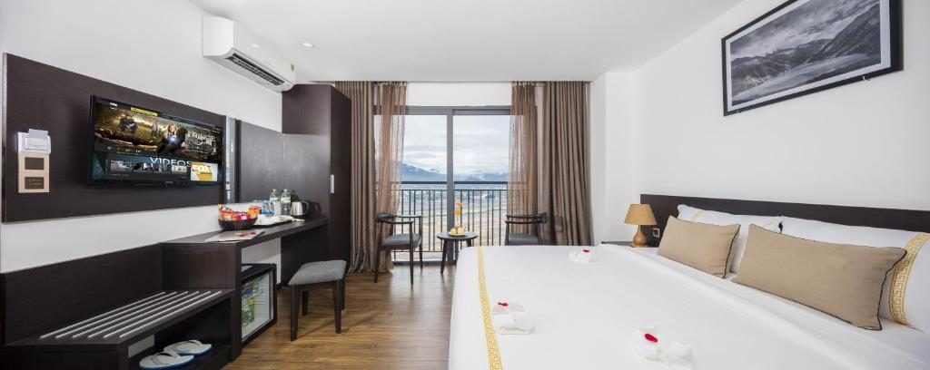 Phòng Deluxe Giường Đôi Có Ban Công