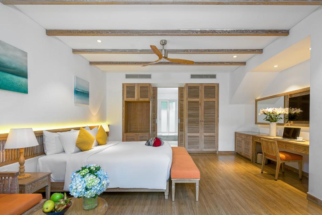 King Junior Suite with Terrace and Bathtub