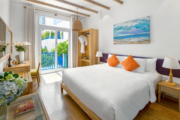 Phòng Deluxe Có Giường Cỡ King Và Ban Công – Nhìn Ra Hồ Bơi/Thành Phố
