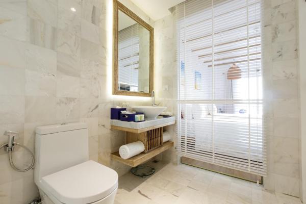 Phòng Elite Deluxe Có Giường Cỡ King Và Ban Công – Nhìn Ra Hồ Bơi/Thành Phố