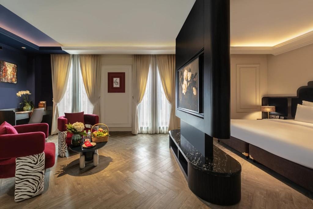 Premier Suite – Window – City View