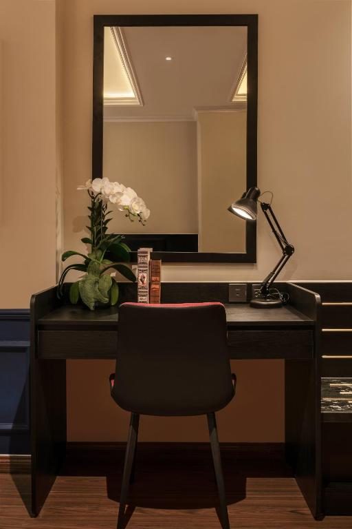 Executive Twin – Window – Neighbor View