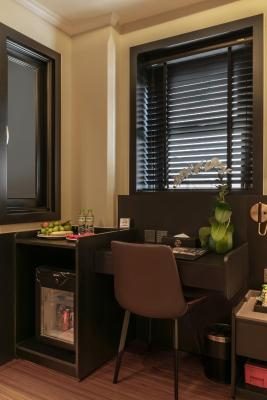 Executive Twin – Window – Neighbor View