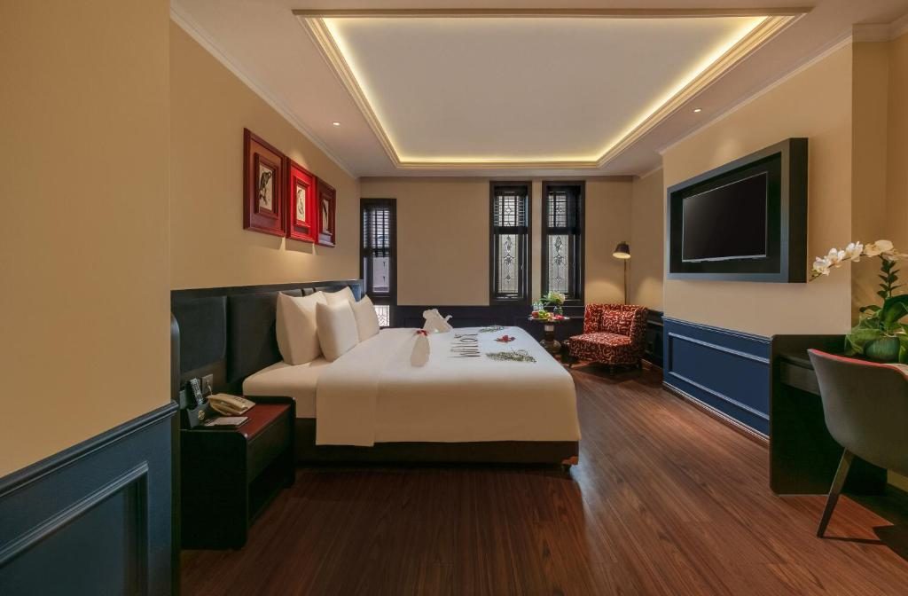 Junior Double Room – Window – City View