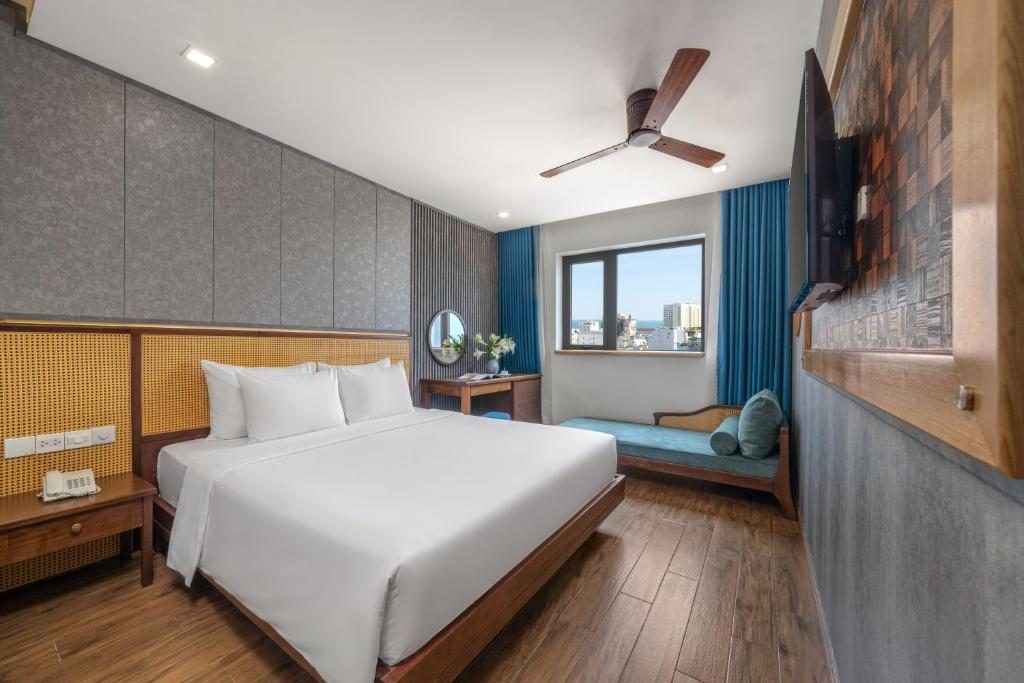 Superior Double Room with Partial Sea View