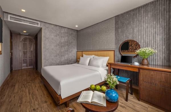 Superior Double Room with Partial Sea View