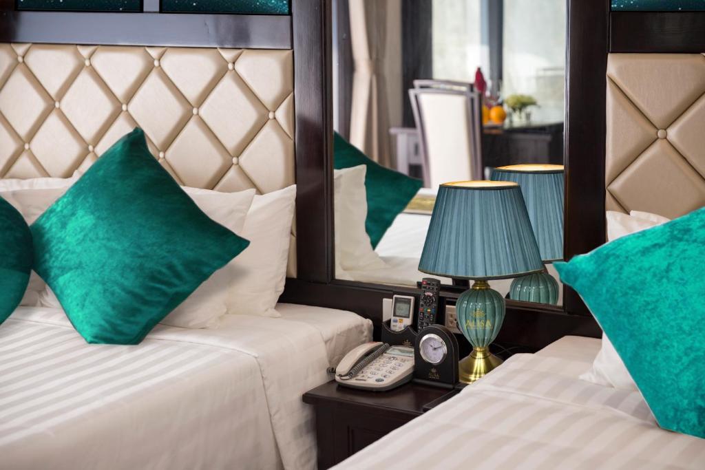 Suite Senior Có Ban Công Riêng & Bể Jacuzzi (Giường Đôi/2 Giường Đơn)