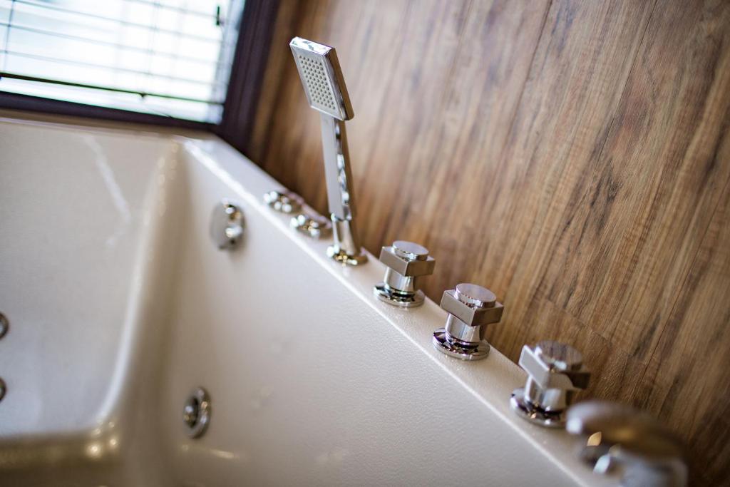 Suite Senior 3 Người Có Ban Công Riêng & Bể Jacuzzi