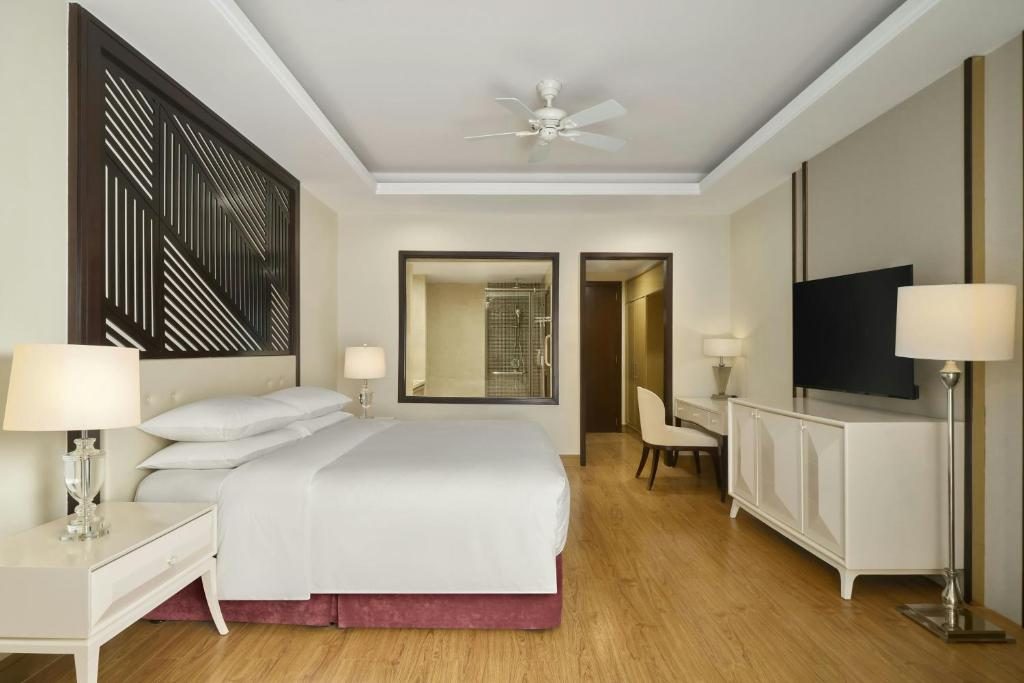 Deluxe King Room with Garden View and Balcony