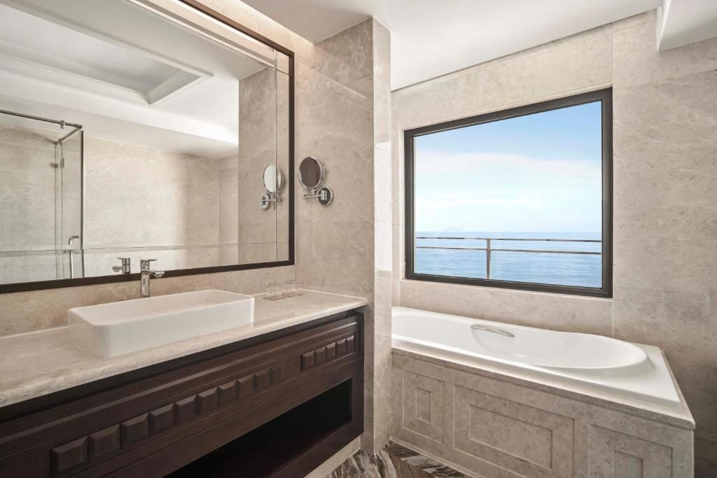Suite Junior Giường Cỡ King Có Ban Công Và Nhìn Ra Biển
