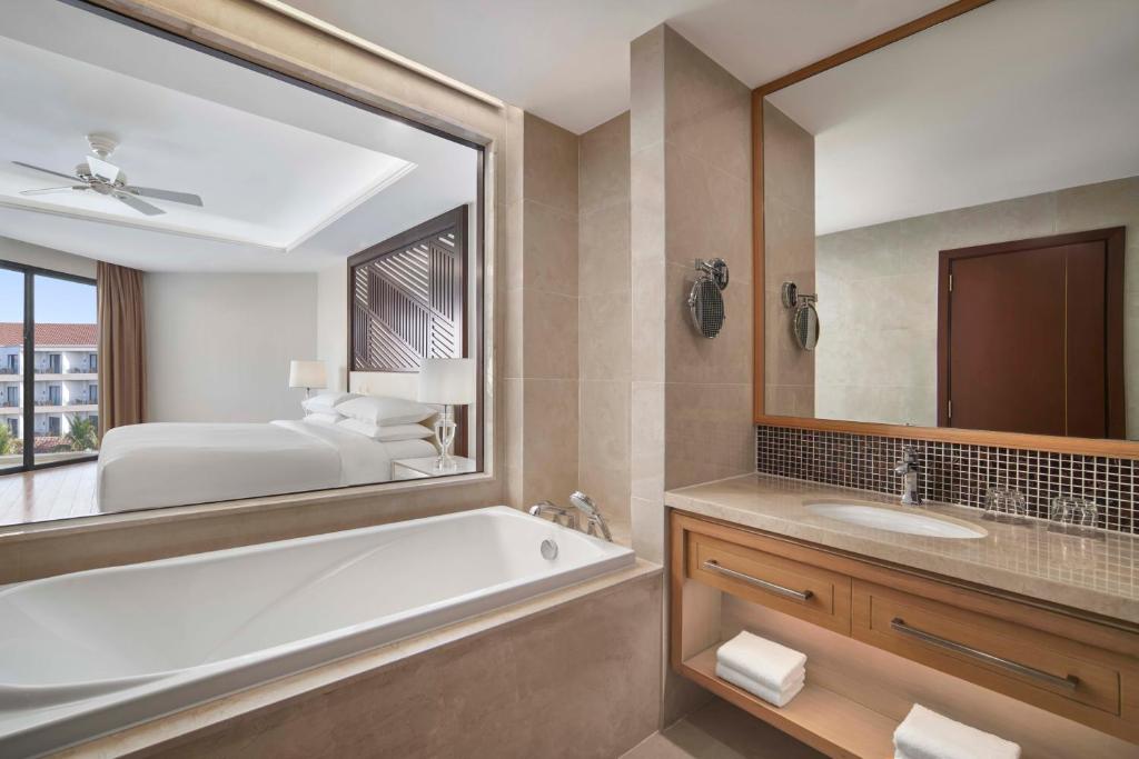Phòng Deluxe 2 Giường Đơn Có Ban Công Nhìn Ra Biển