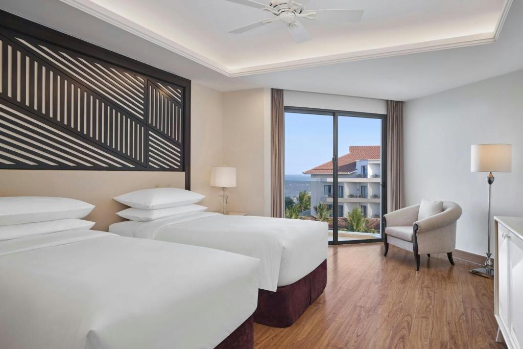 Phòng Deluxe 2 Giường Đơn Có Ban Công Nhìn Ra Biển
