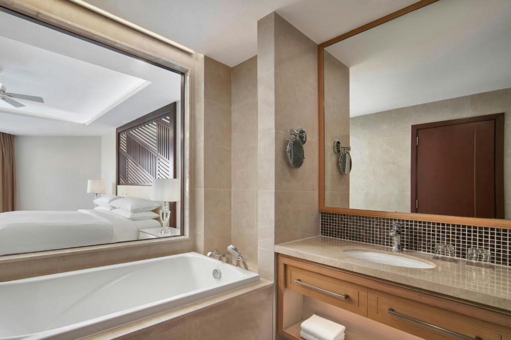 Phòng Deluxe 2 Giường Đơn Có Ban Công Nhìn Ra Biển