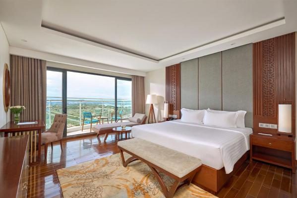 Phòng Deluxe Sky Có Ban Công Nhìn Ra Biển