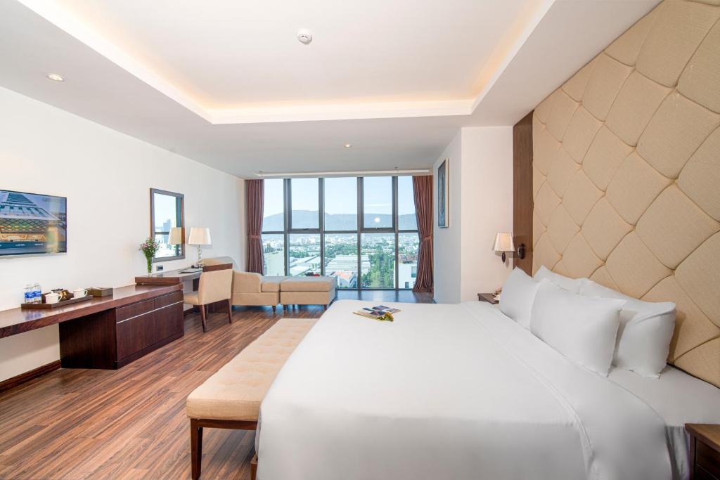 Grand Suite with Bathtub