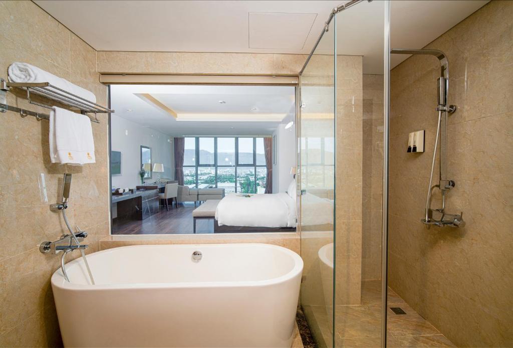 Grand Suite with Bathtub