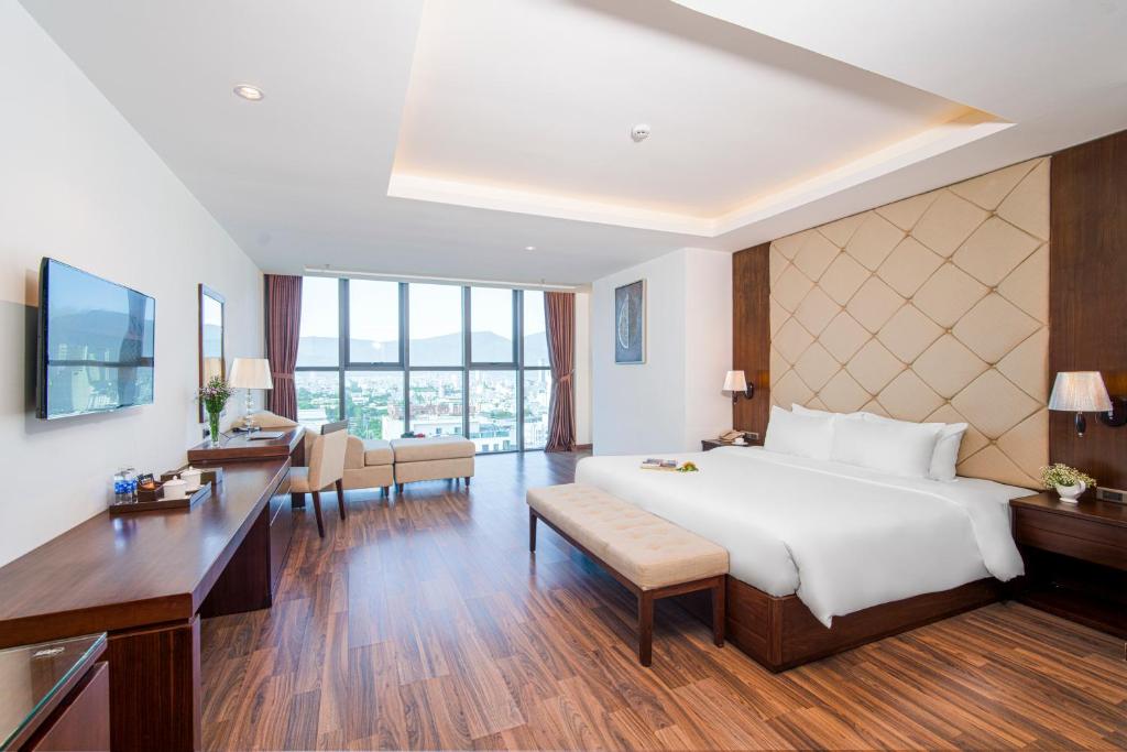 Grand Suite with Bathtub
