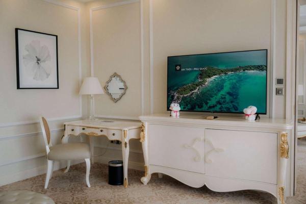 Phòng Deluxe có Giường cỡ King Nhìn ra Hồ bơi