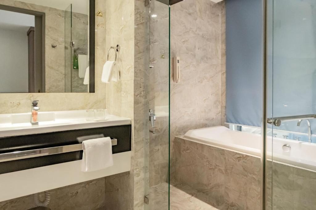 Phòng Deluxe Giường Đôi Với Ban Công và Tầm Nhìn Ra Biển