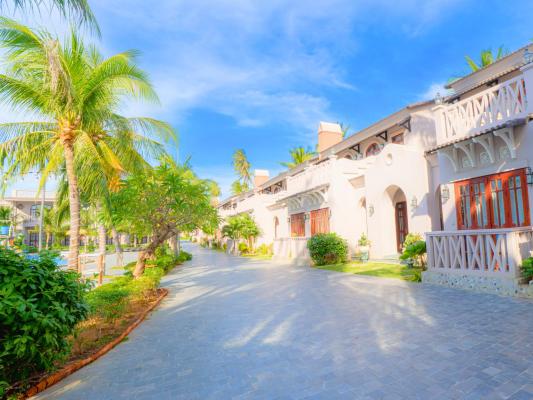 Large Premium Pool View Twin