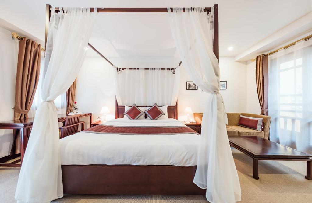 Suite có giường cỡ King với ban công