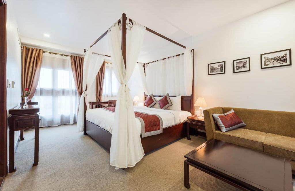 Suite có giường cỡ King với ban công