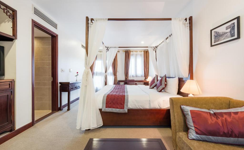 Suite có giường cỡ King với ban công