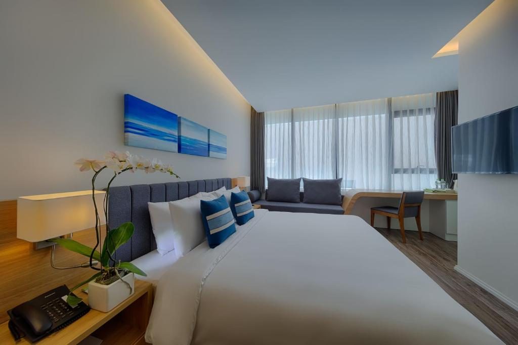 Deluxe Double Room With Partial Sea View