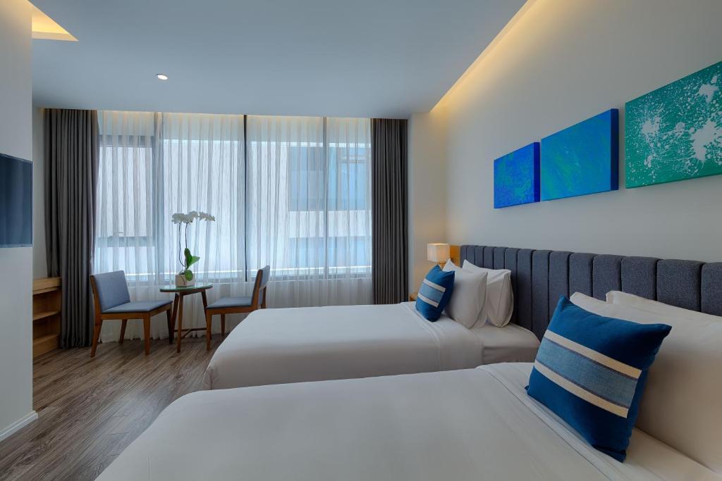 Deluxe Twin Room With Partial Sea View