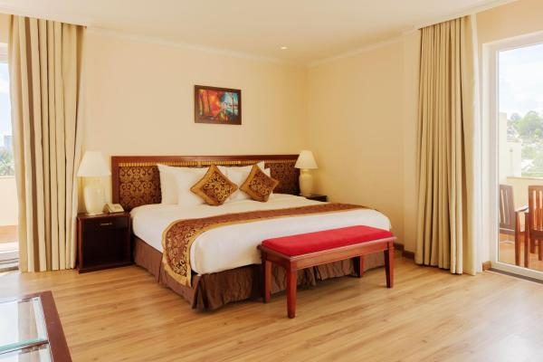 Suite Deluxe Giường Đôi Hướng Đồi