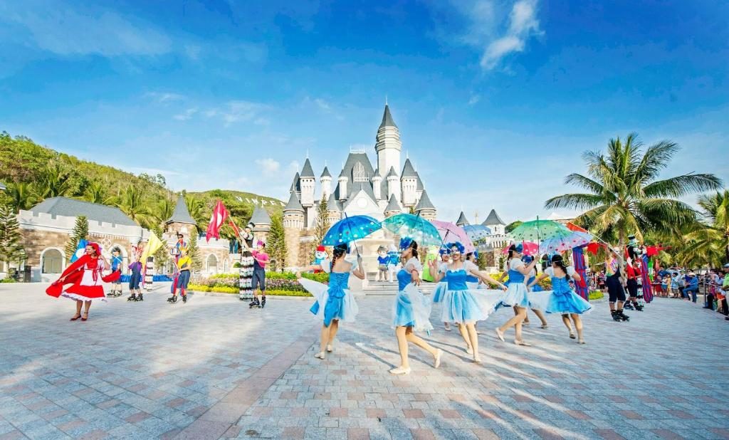 Phòng Deluxe Có Giường Cỡ Queen Nhìn Ra Biển – Vé Vào Công Viên Giải Trí VinWonders