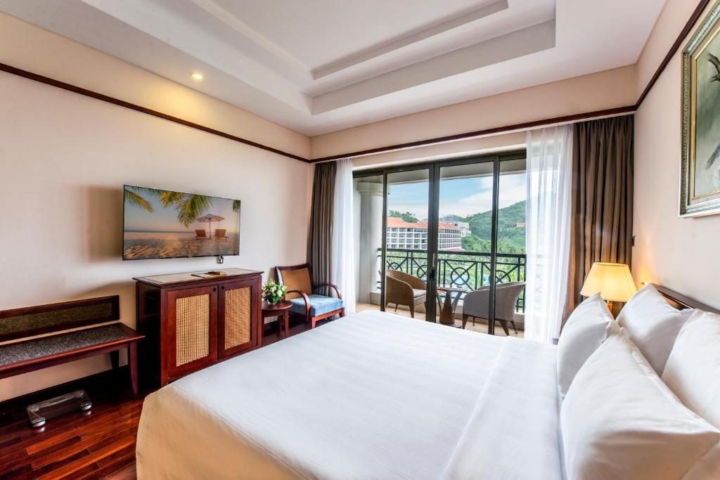 Phòng Deluxe Có Giường Cỡ Queen Nhìn Ra Biển – Vé Vào Công Viên Giải Trí VinWonders