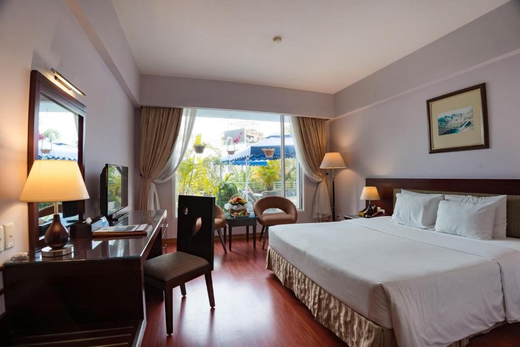 Phòng Superior đôi hoặc 2 giường đơn nhìn ra hồ bơi