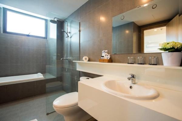 Family Two Double Bed with Bathtub